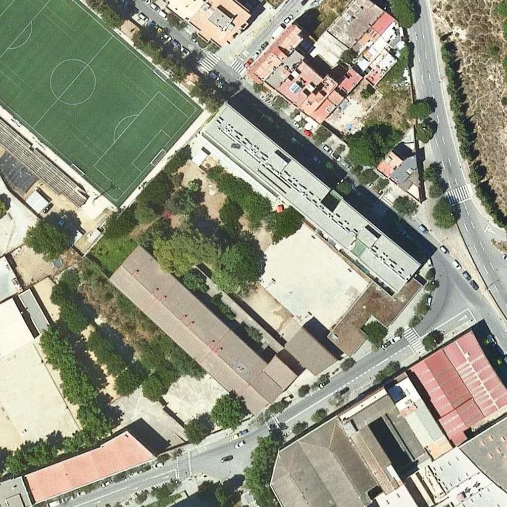 Вид сверху на территорию школы «Escola Bressol Collserola»