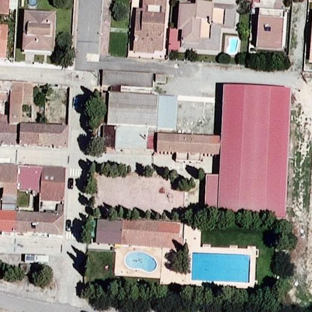 Вид згори на територію школи «Escola Mare de Déu de la Guardiola - ZER El Romaní»