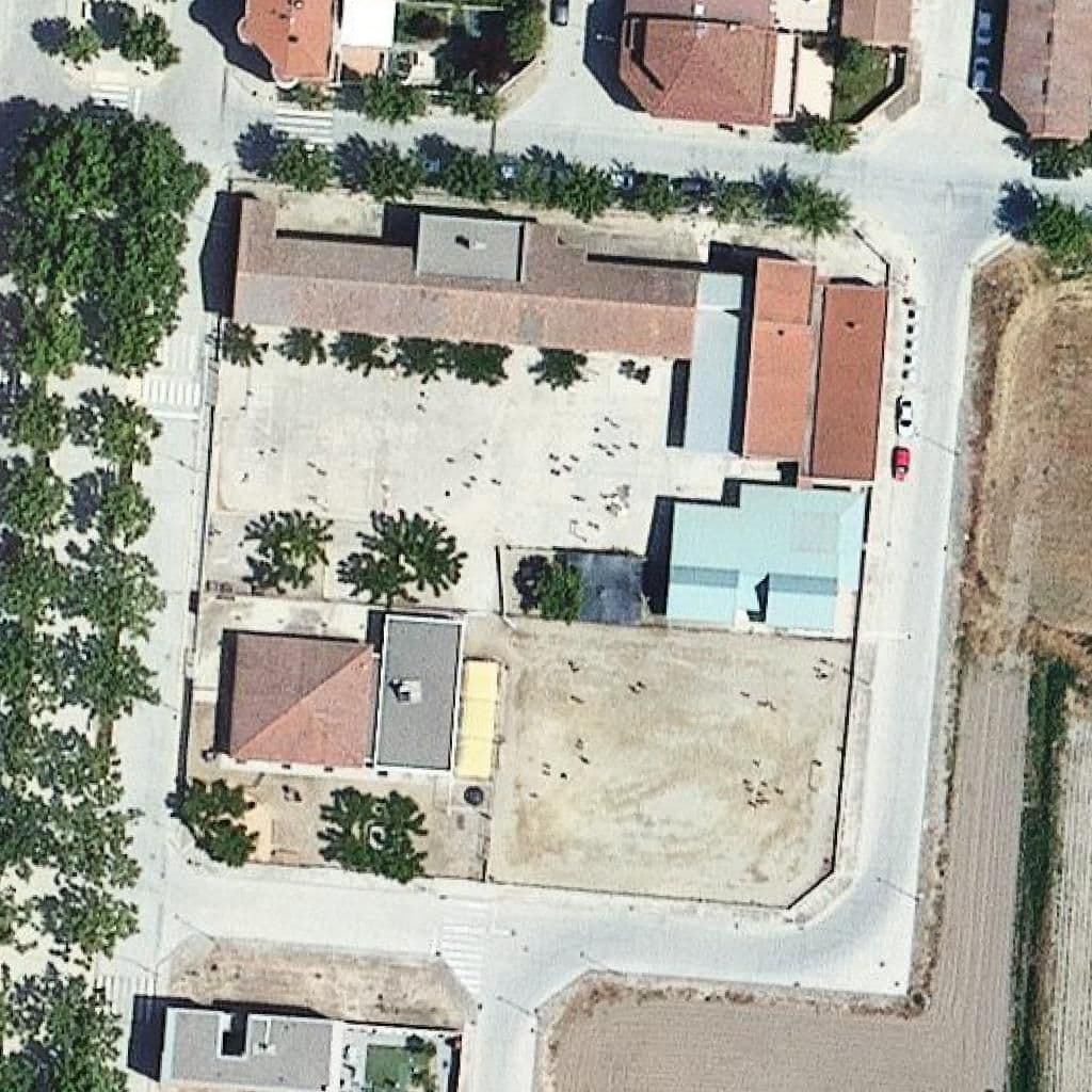 Вид згори на територію школи «Escola Joaquim Palacín»