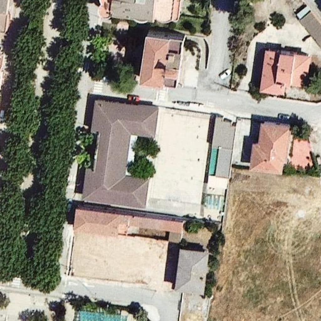 Вид згори на територію школи «Escola Timorell - ZER Vall de l'Aranyó»