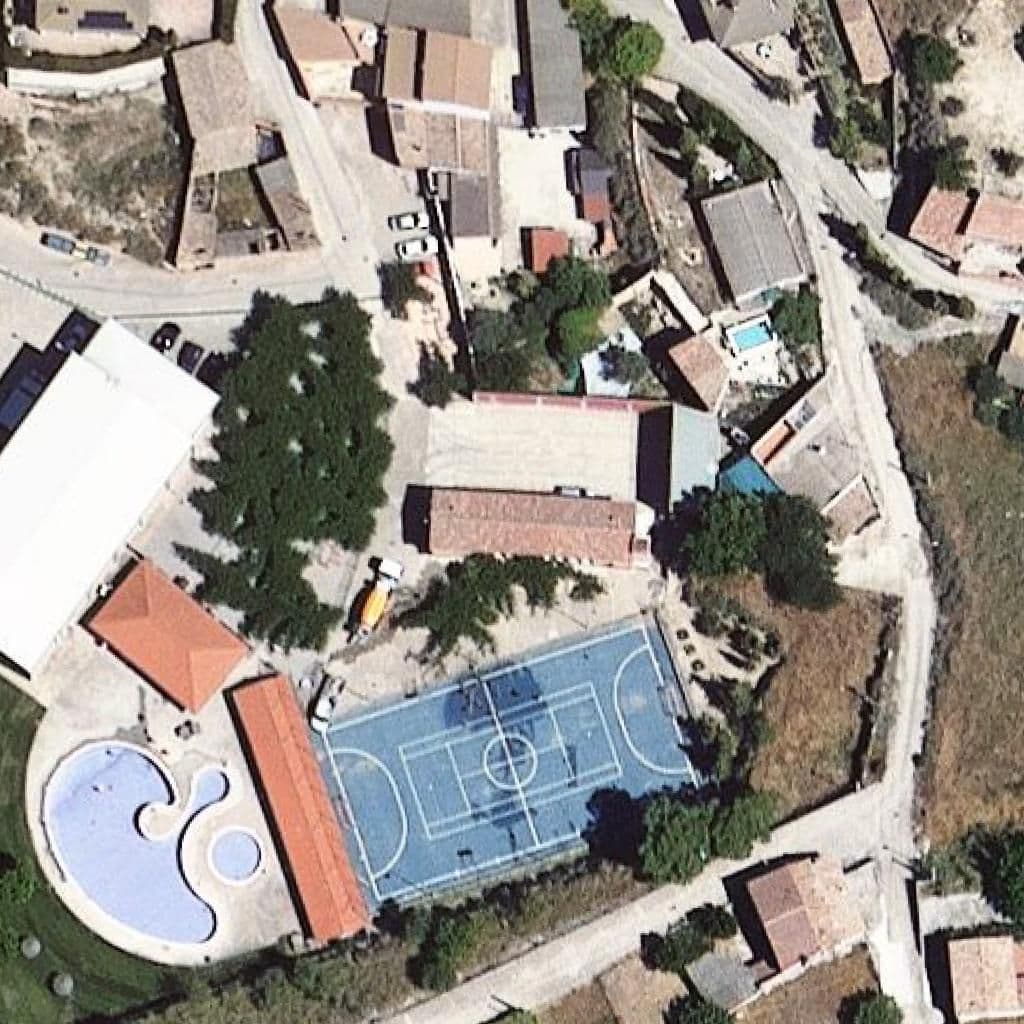 Вид сверху на территорию школы «Escola Sant Sebastià - ZER Serra Llarga»