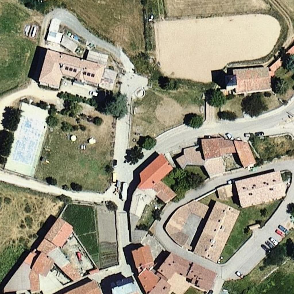 Вид згори на територію школи «Escola Portella Blanca - ZER Baridà-Batllia»