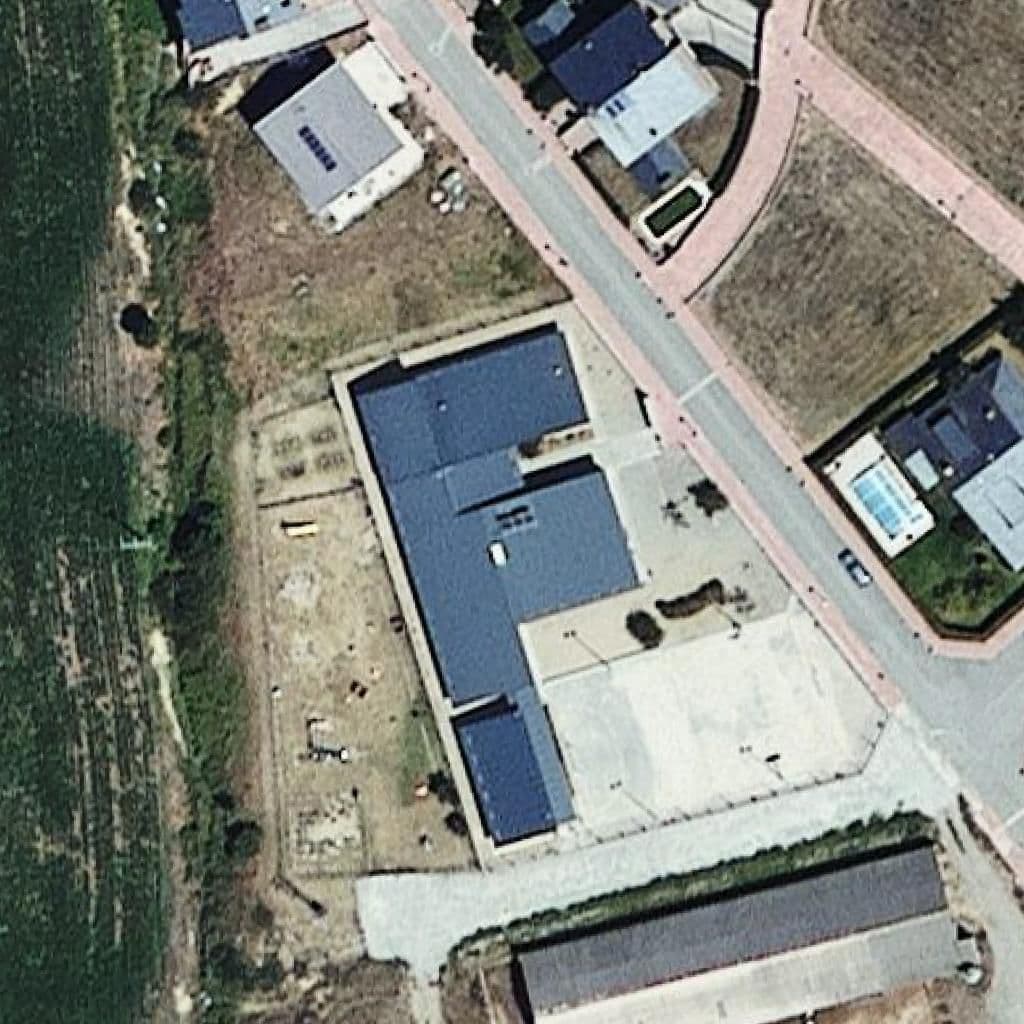 Вид згори на територію школи «Escola Rosa Campà»