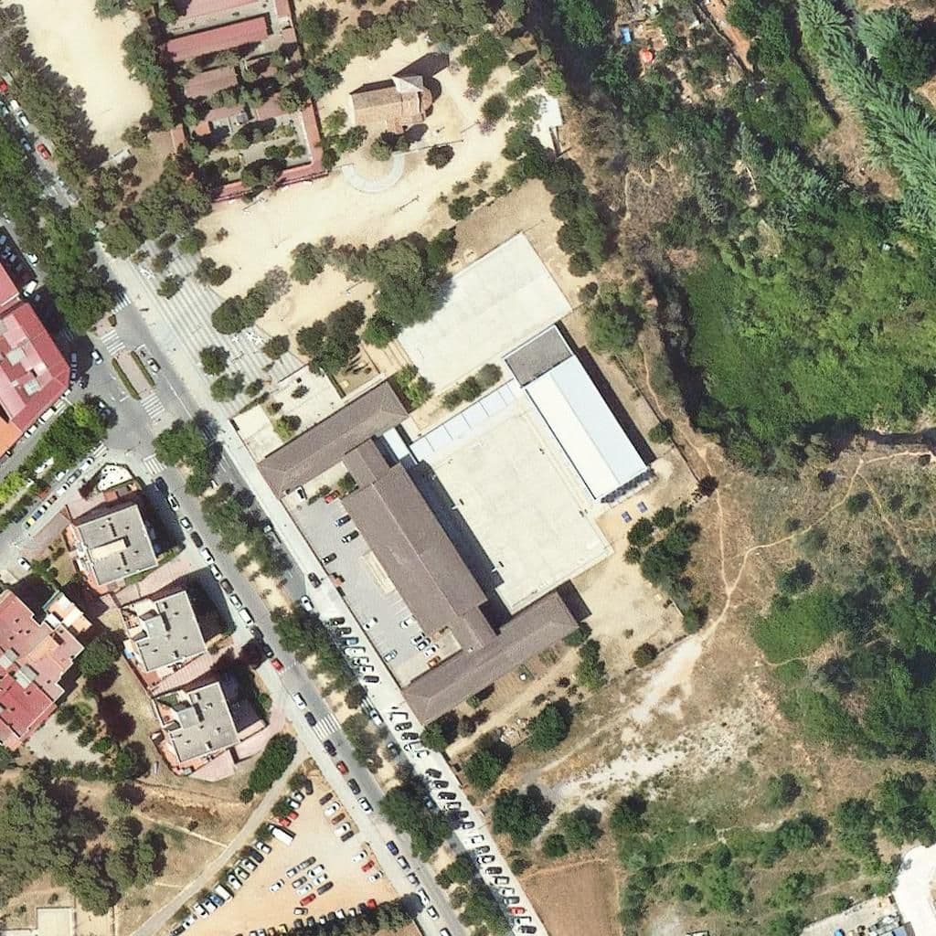 Вид згори на територію школи «Institut La Romànica»