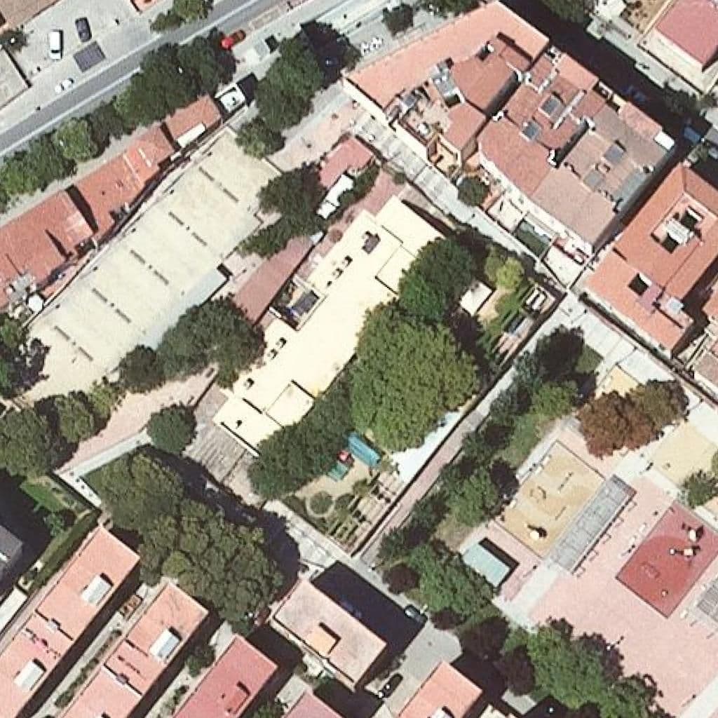 Вид сверху на территорию школы «Escola Bressol Valldaura»