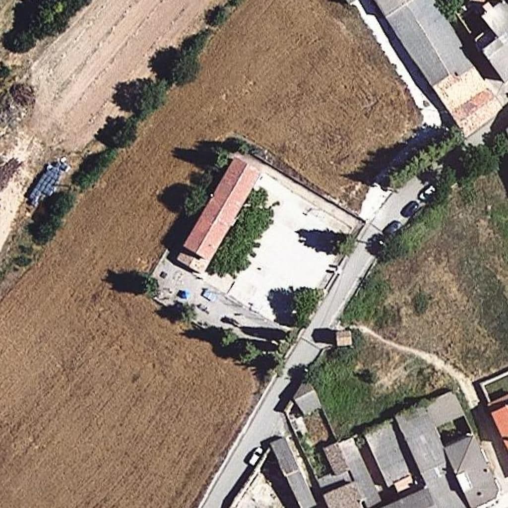 Вид згори на територію школи «Escola Mare de Déu del Puig de Meià - ZER El Romaní»