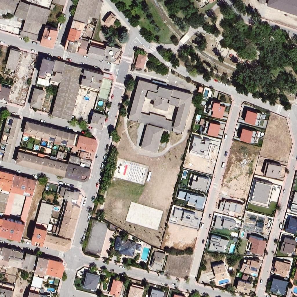 Вид згори на територію школи «Institut Ribera del Sió»