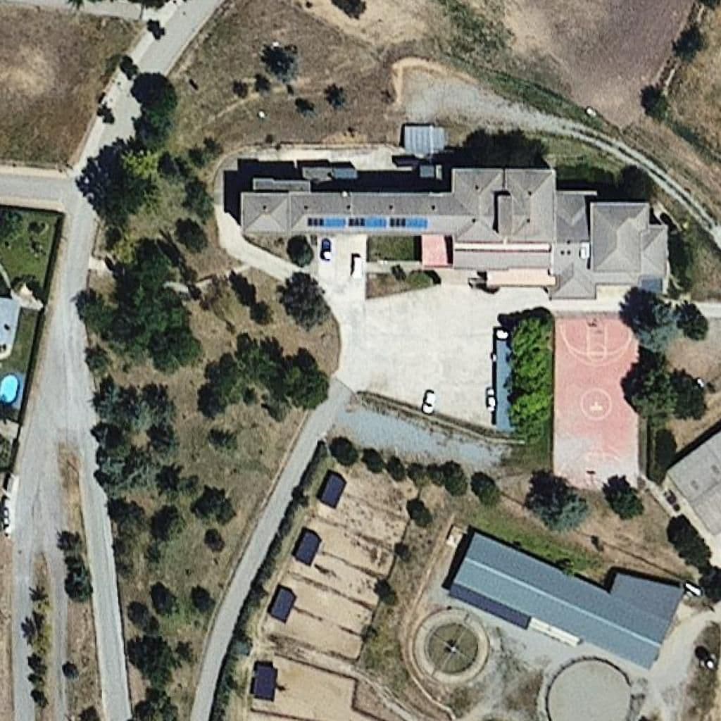 Вид згори на територію школи «Escola agrària del Pirineu»