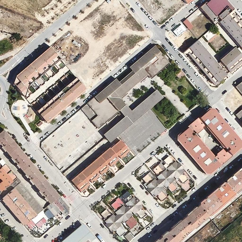 Вид сверху на территорию школы «Institut Canigó»