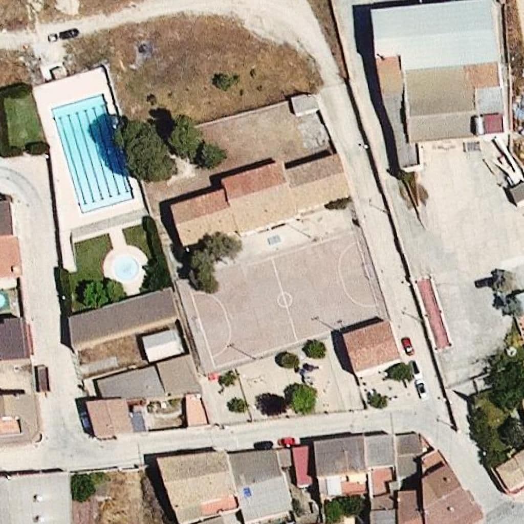 Вид згори на територію школи «Llar d'infants de Sarroca de Lleida»