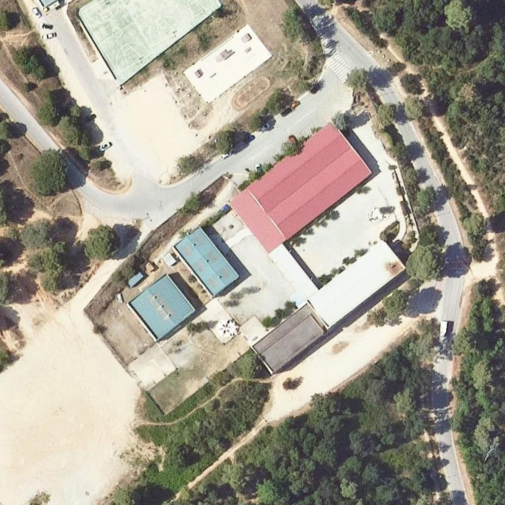 Вид згори на територію школи «Institut La Vall Del Tenes»
