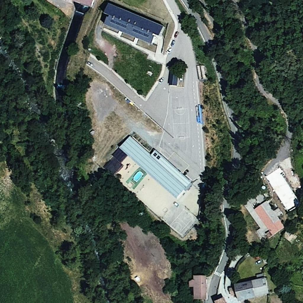 Вид згори на територію школи «Escola La Vall Fosca - ZER Pallars Jussà»