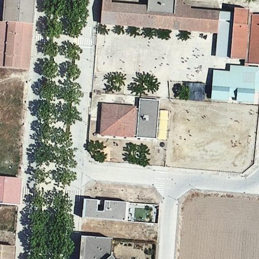 Вид згори на територію школи «Escola Bressol de Bellvís»