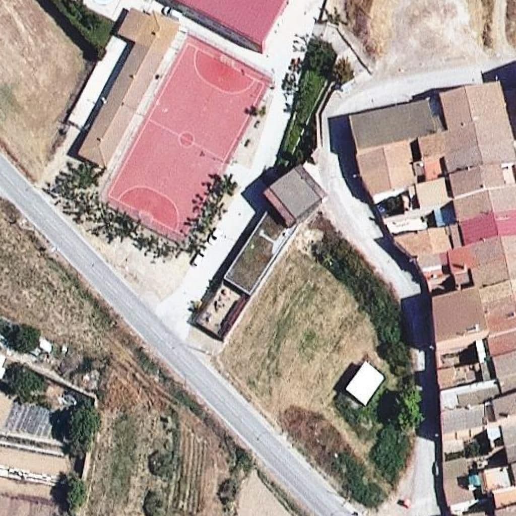 Вид сверху на территорию школы «Escola Bressol Les Arreletes»
