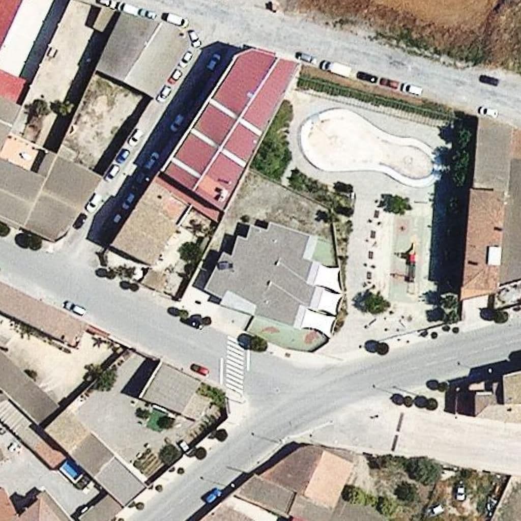 Вид сверху на территорию школы «Escola Bressol Sant Jaume»