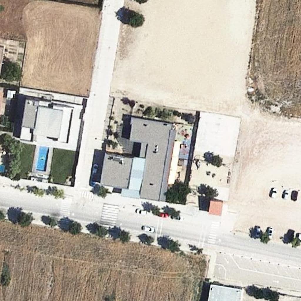 Вид згори на територію школи «Escola Bressol de Bellpuig»