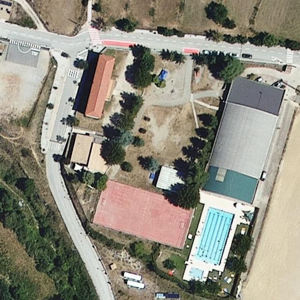 Вид згори на територію школи «Institut Escola Vall de Lord»