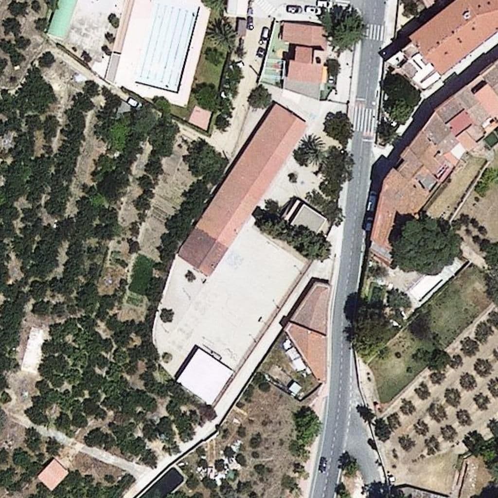 Вид згори на територію школи «Escola Teresa Salvat i Llauradó - ZER Baix Camp Nord»