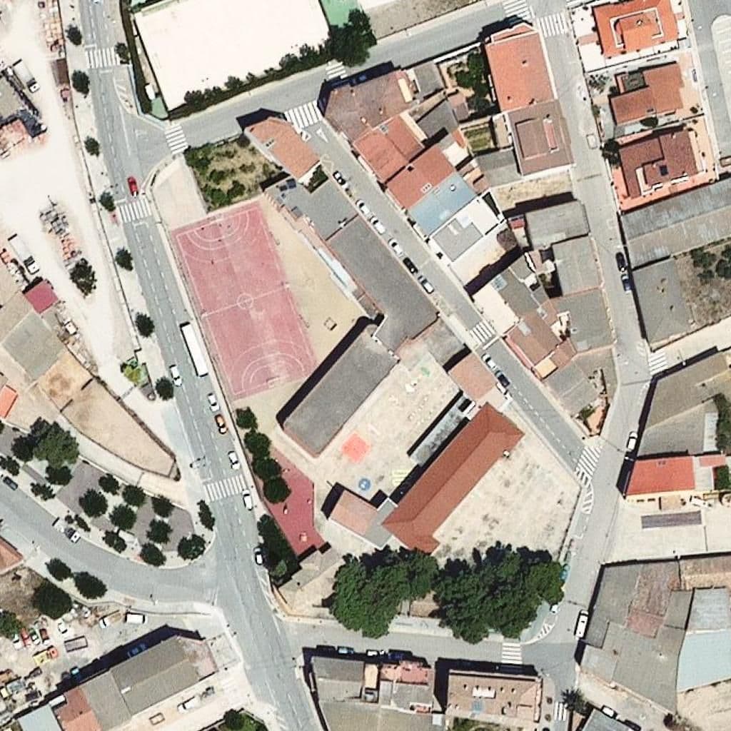 Вид сверху на территорию школы «Escola Sant Miquel»