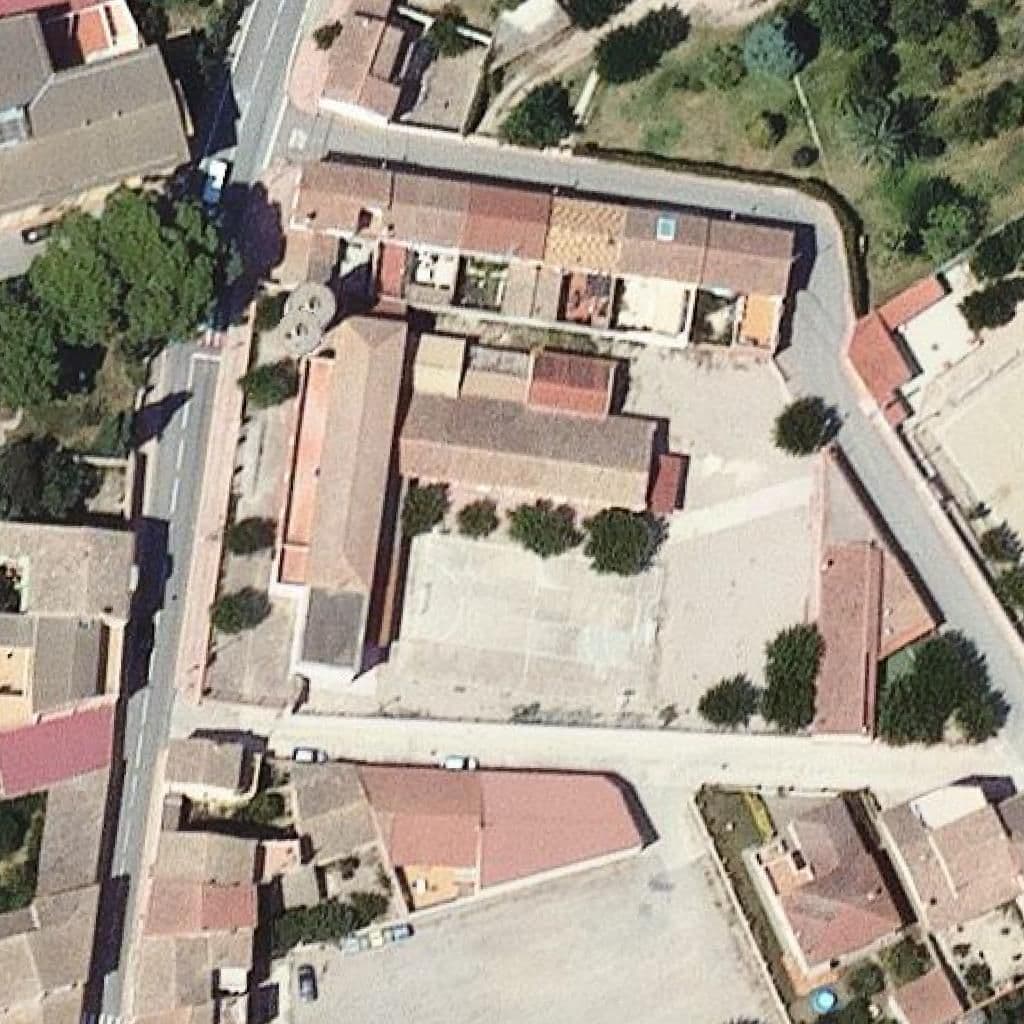 Вид сверху на территорию школы «Escola Antoni Nat - ZER Benissanet-Miravet»