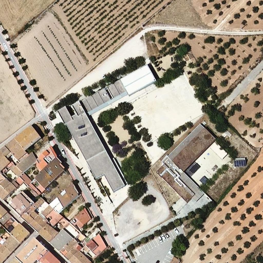 Вид згори на територію школи «Escola Ull del Vent»