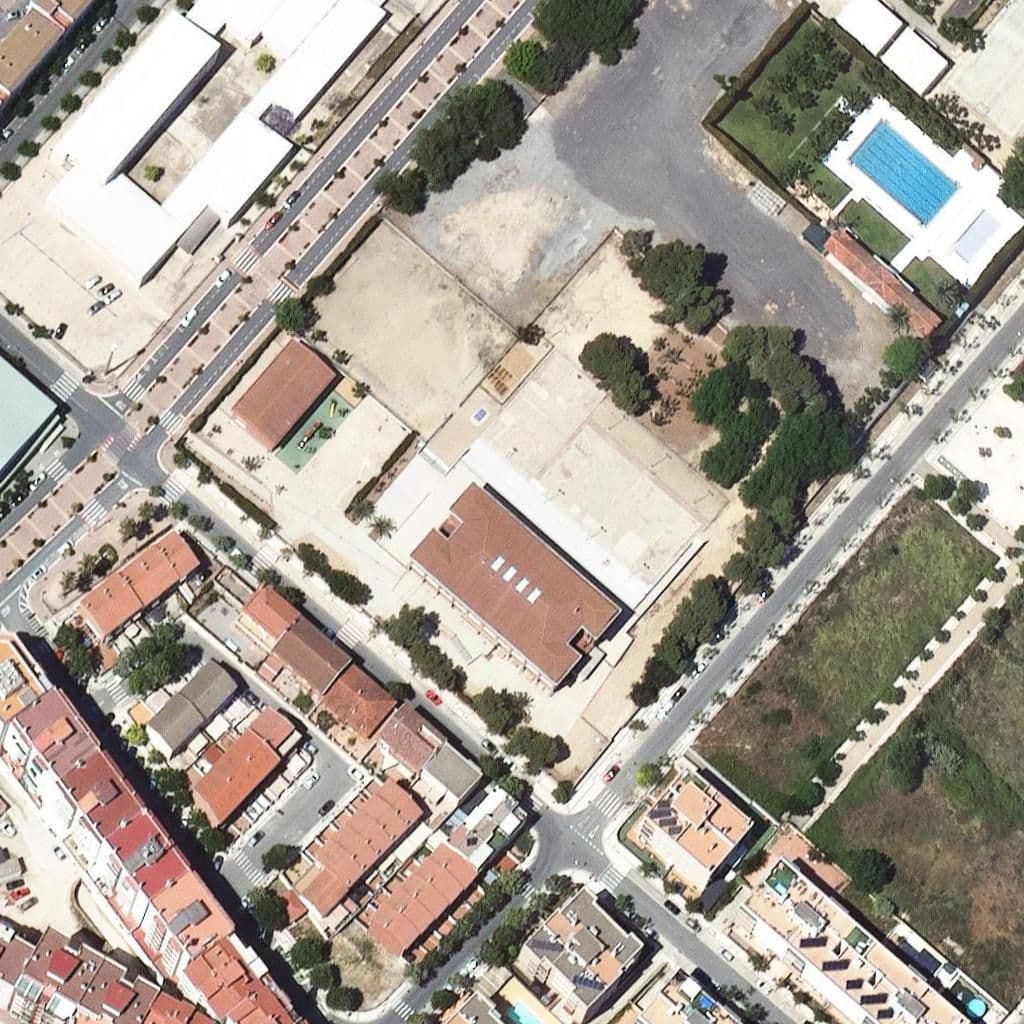 Вид згори на територію школи «Escola Mossèn Ramon Bergadà»