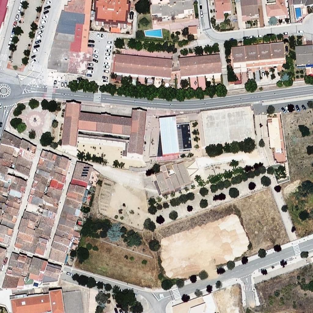 Вид згори на територію школи «Escola Antoni Vilanova»