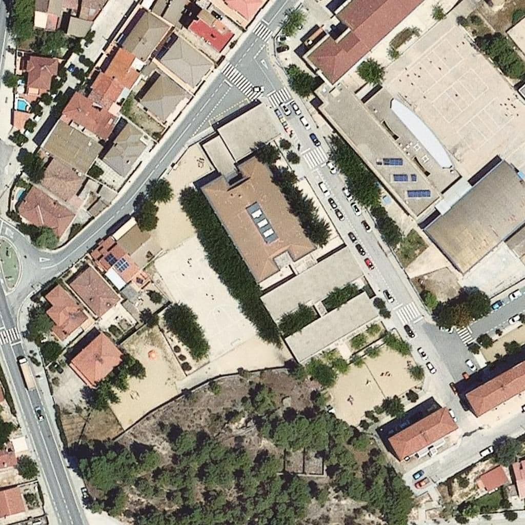 Aerial view of the grounds of Escola Enric Grau i Fontserè