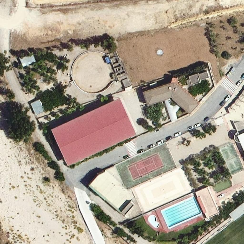 Вид згори на територію школи «Escola Rosa Gisbert - ZER Montsià»