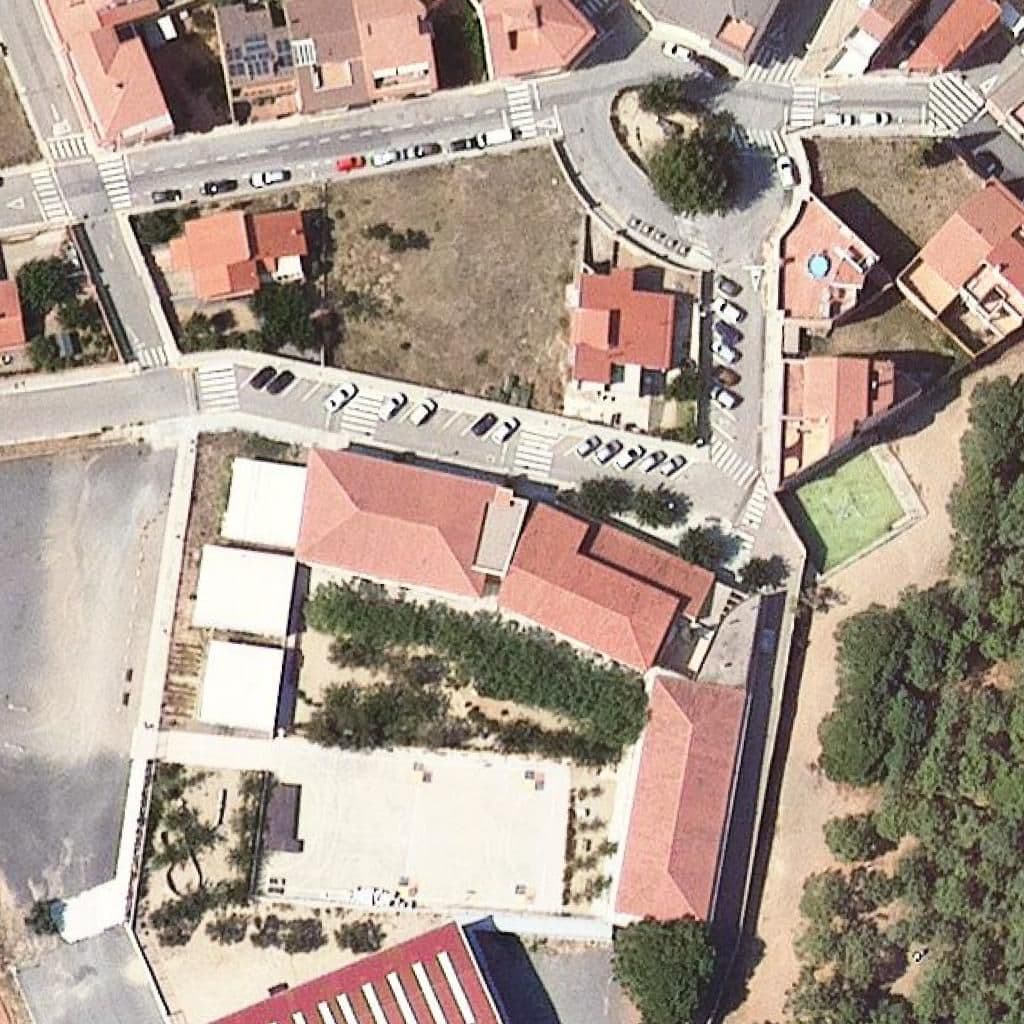 Вид сверху на территорию школы «Escola Josep M. Soler i Gené»