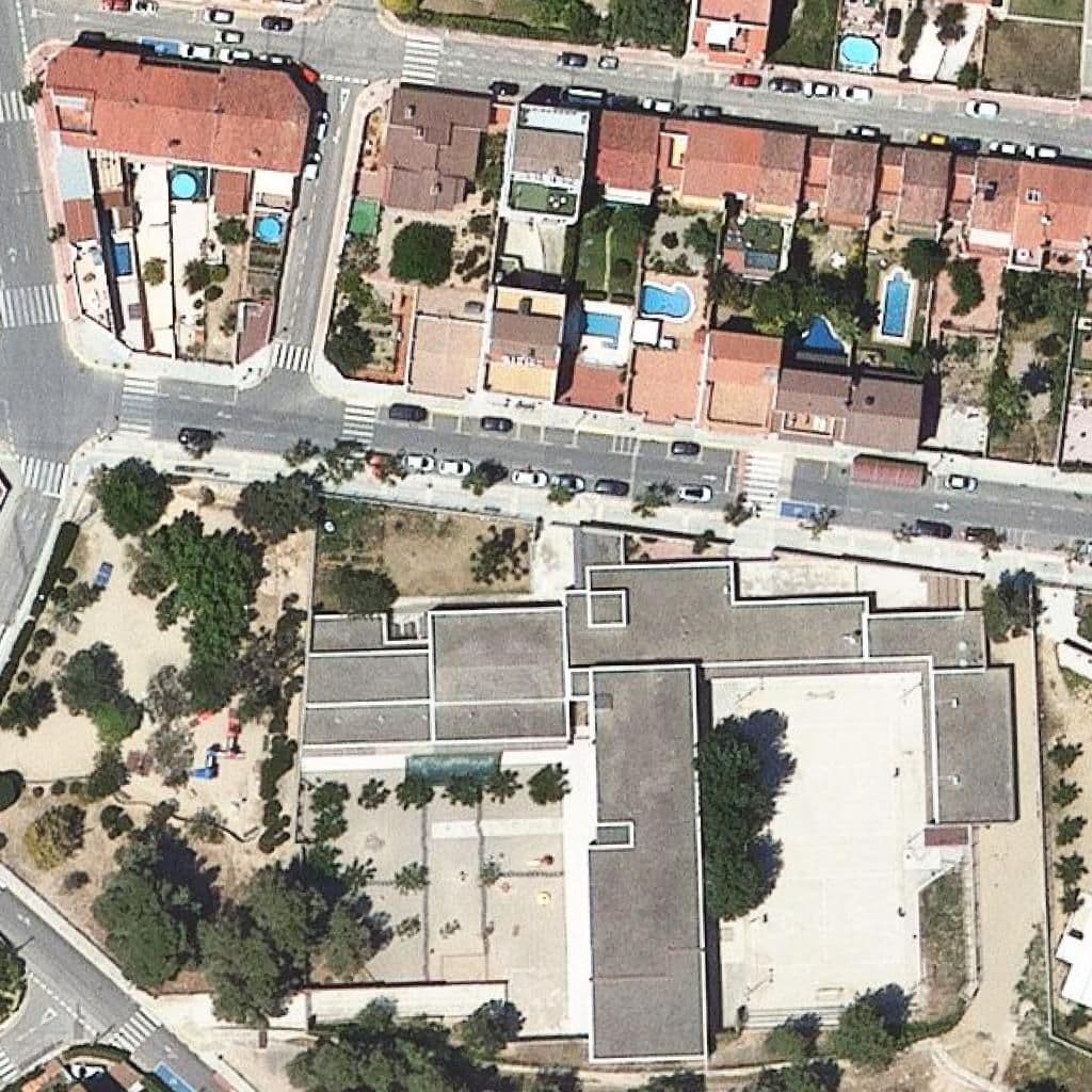Вид згори на територію школи «Escola Sant Sebastià»