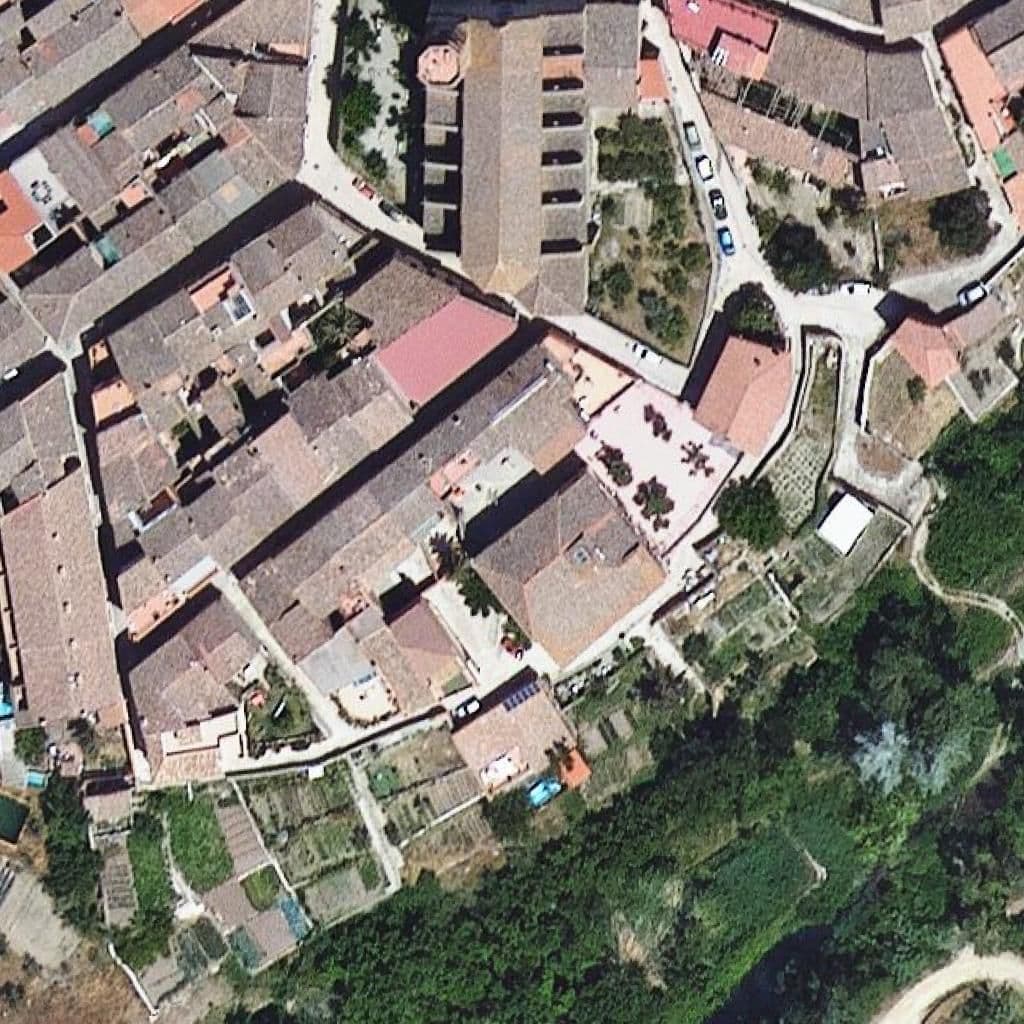 Вид згори на територію школи «Escola Garbí - ZER Montsant-Serra de Prades»