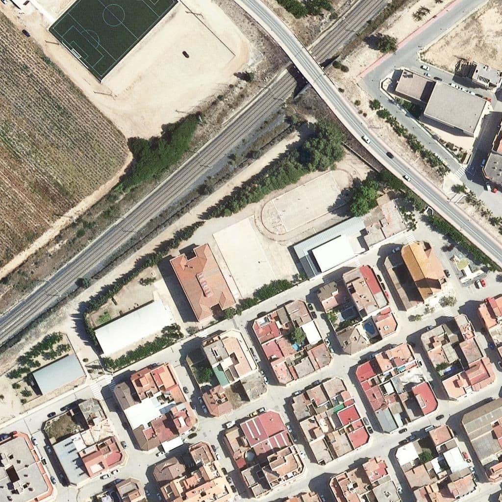 Вид згори на територію школи «Escola Sant Àngel»