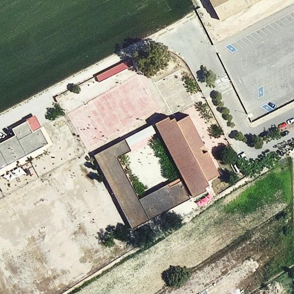 Вид сверху на территорию школы «Escola Sant Jaume»