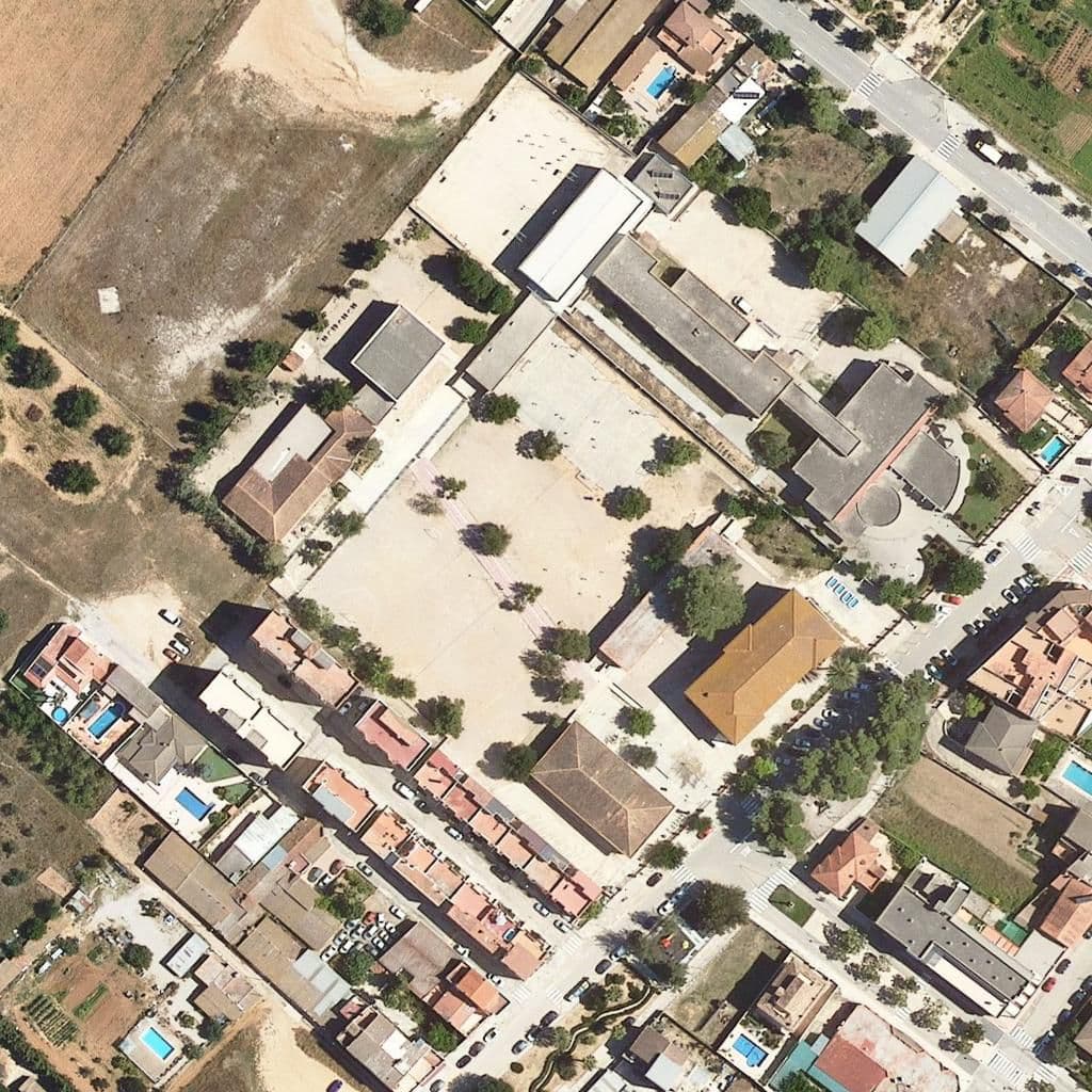 Вид згори на територію школи «Escola Ramón y Cajal»