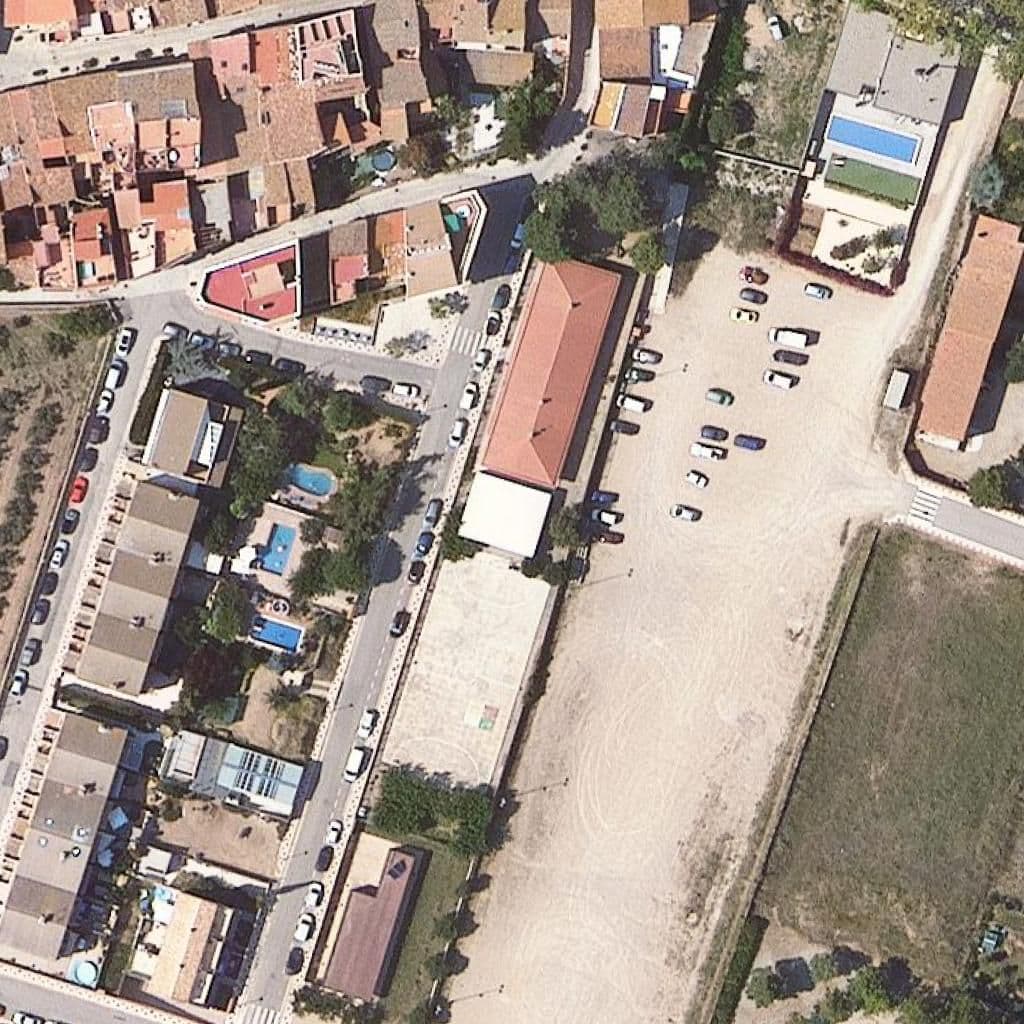 Вид згори на територію школи «Escola Font de l'Arc - ZER Baix Camp Sud»