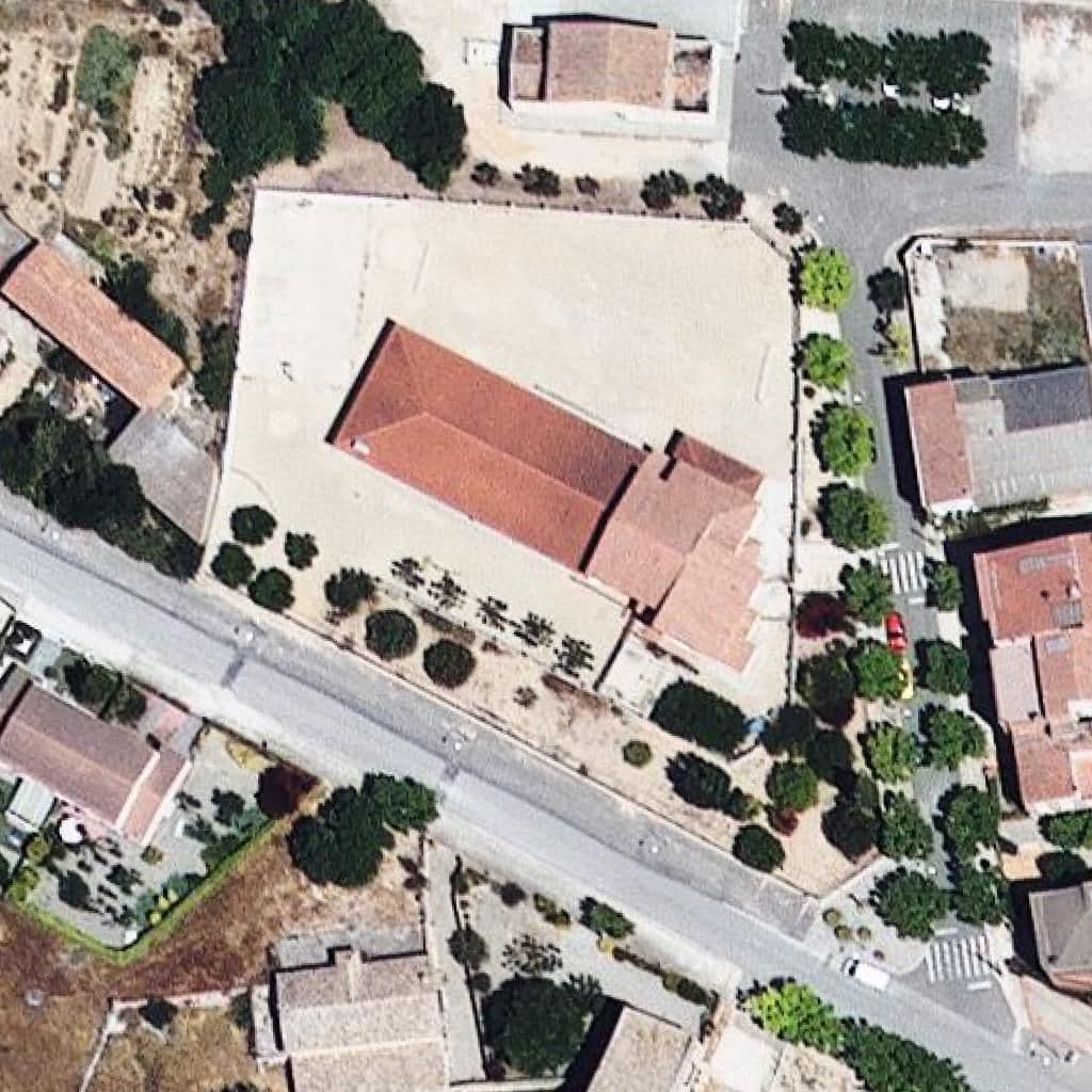 Вид згори на територію школи «Escola Mare de Déu dels Torrents - ZER Poblet»