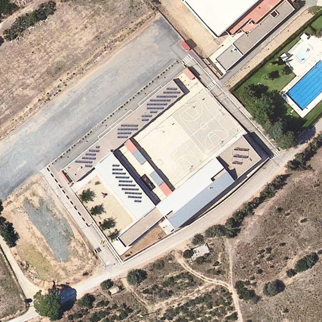 Вид згори на територію школи «Escola Santa Caterina»