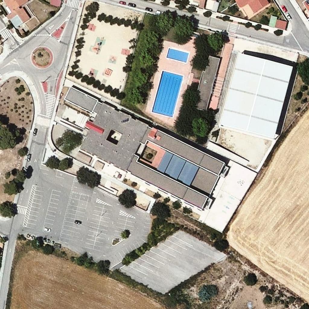 Вид згори на територію школи «Escola Mare de Déu del Priorat»