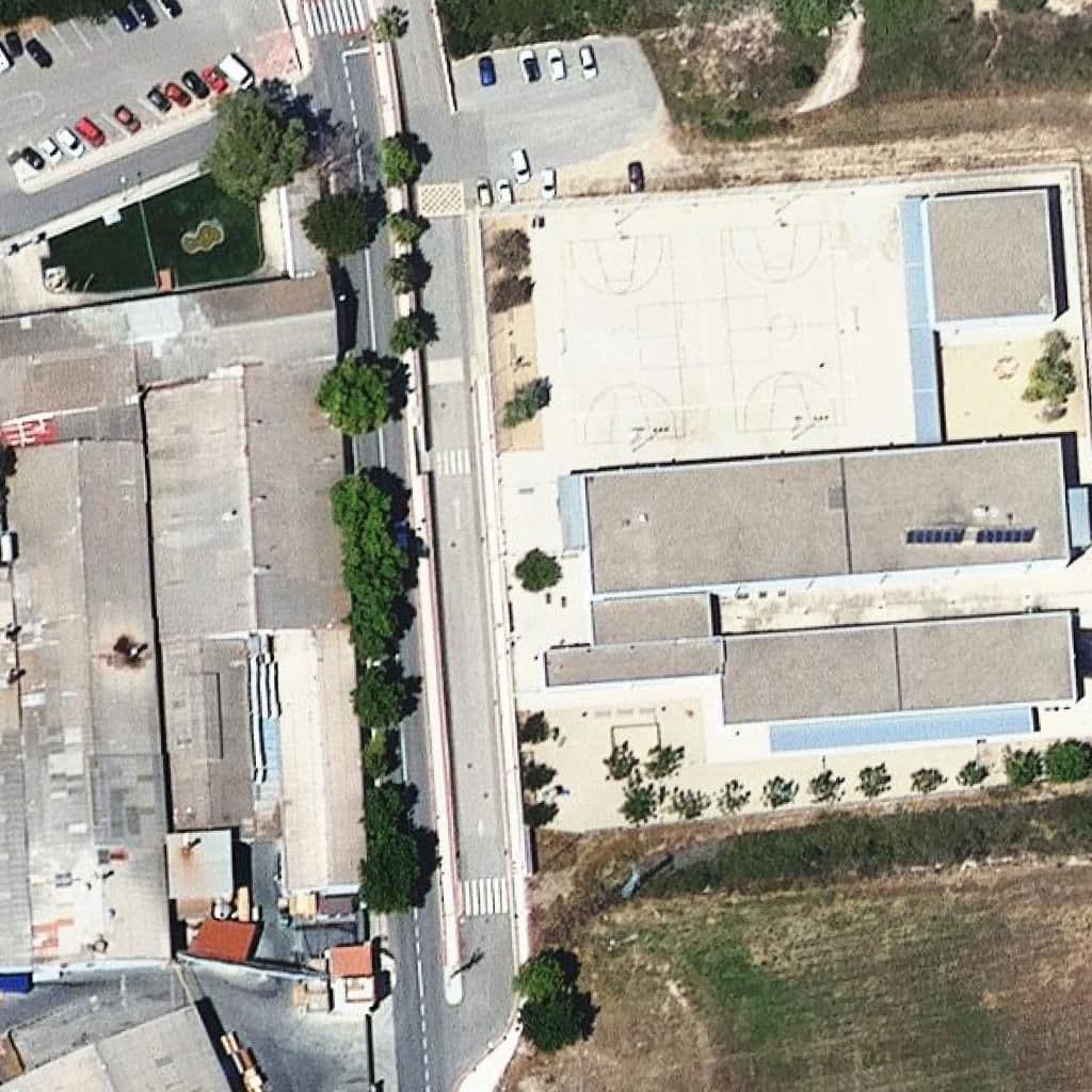 Вид згори на територію школи «Escola Els Ametllers»