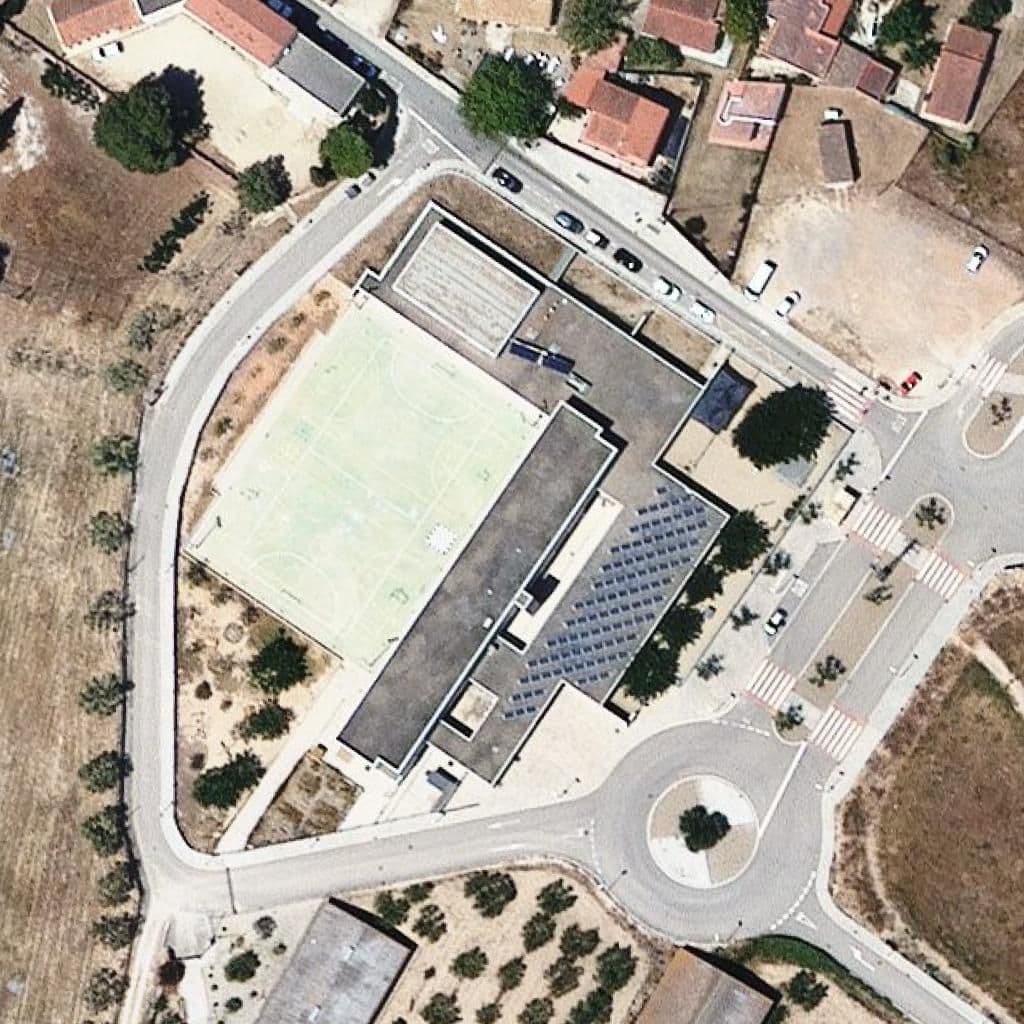 Вид сверху на территорию школы «Escola Joan Perucho»