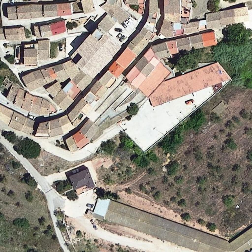 Вид згори на територію школи «Escola d'Alfara de Carles - ZER Mont Caro»