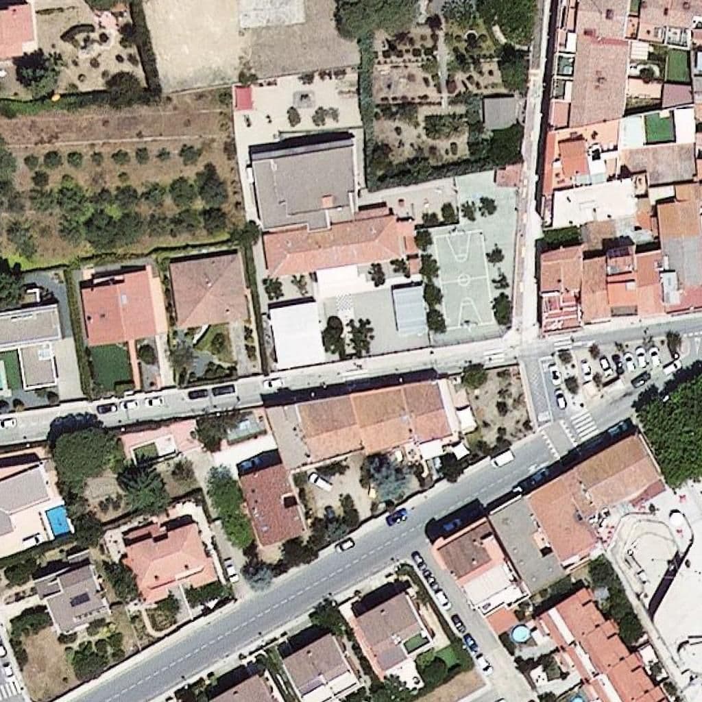 Вид згори на територію школи «Escola Ramon Sugrañes»