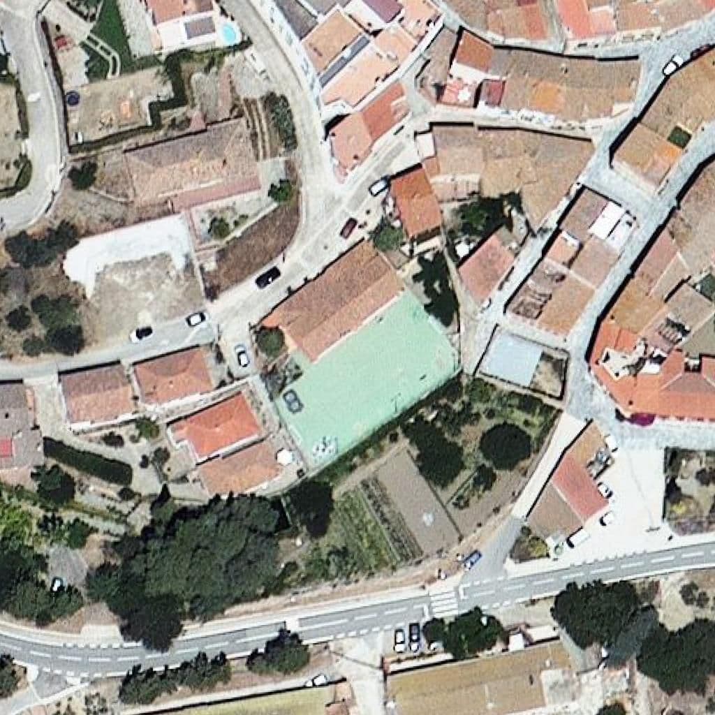 Вид згори на територію школи «Escola Puigmarí - ZER Baix Camp Sud»