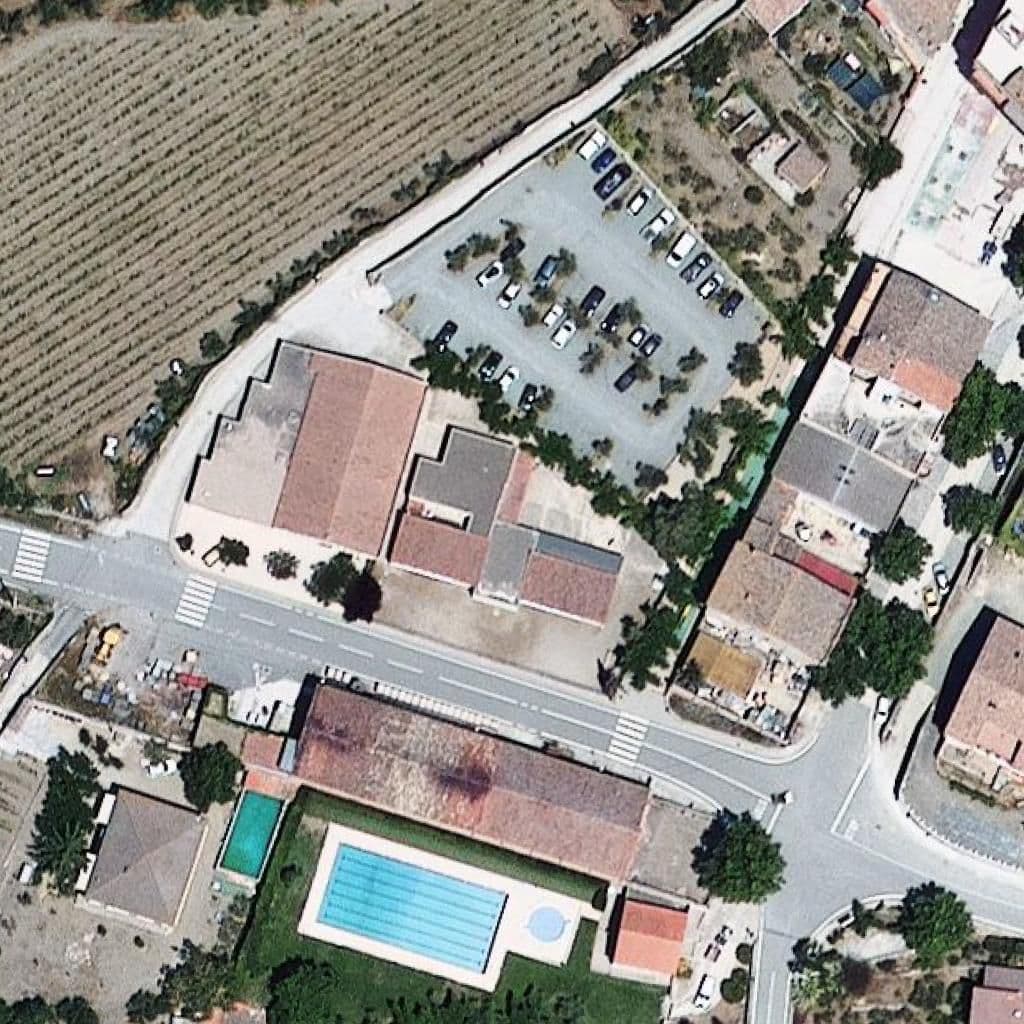 Вид згори на територію школи «Escola Rossend Giol - ZER Baix Priorat»