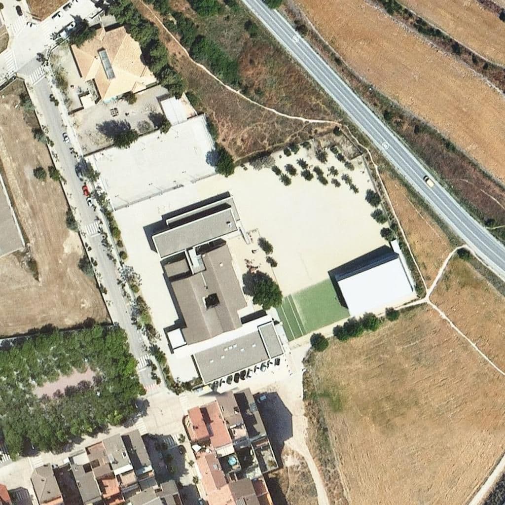 Вид згори на територію школи «Escola Àngel Guimerà»