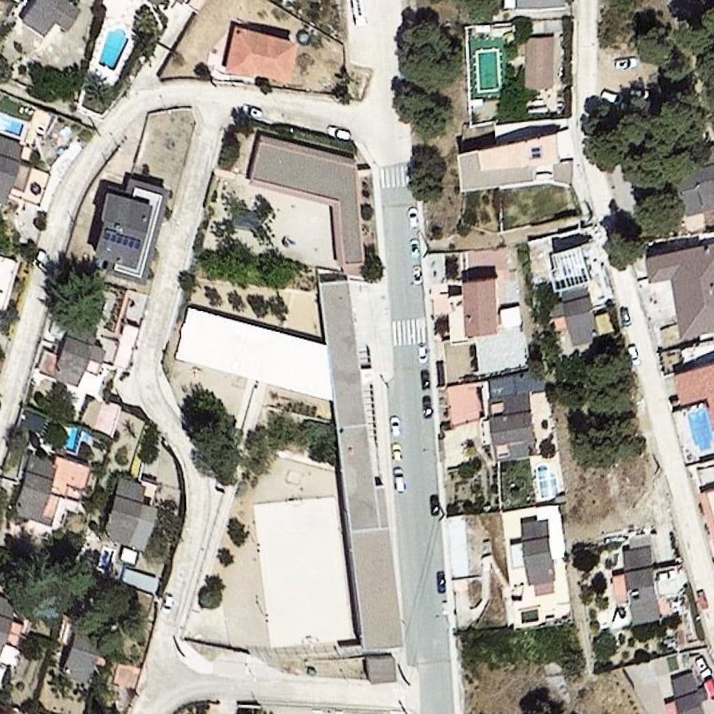 Вид сверху на территорию школы «Escola Mare de Déu del Roser»