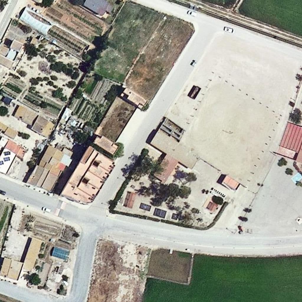 Вид згори на територію школи «Escola Setze de Febrer - ZER Mediterrània»