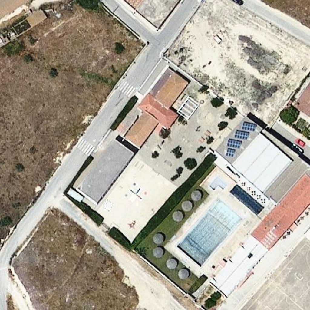 Вид згори на територію школи «Escola Manuel de Castellví i Feliu - ZER Atzavara»