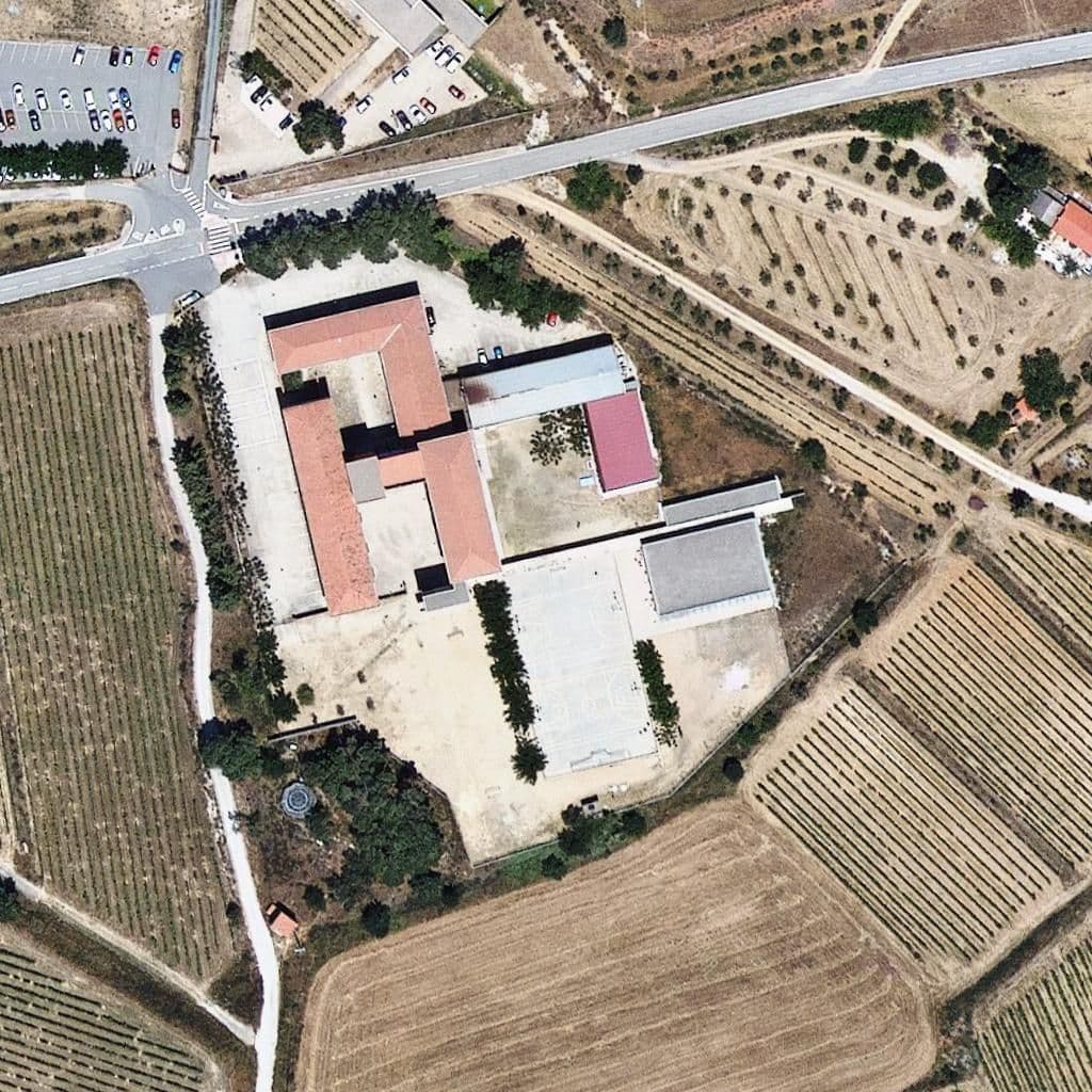 Вид сверху на территорию школы «Institut Priorat»